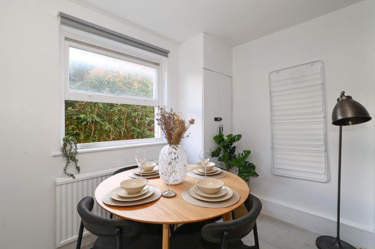 Apartment W Apt For 4. Open Plan Kitchen/living London