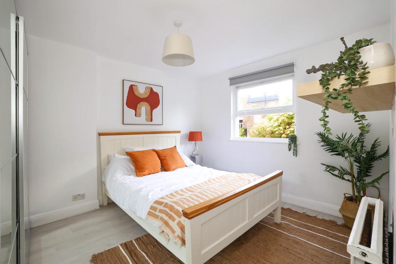 W Apt For 4. Open Plan Kitchen/living Apartment London